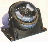 Стрелка компаса - магнит. Она указывает на северный магнитный полюс Земли